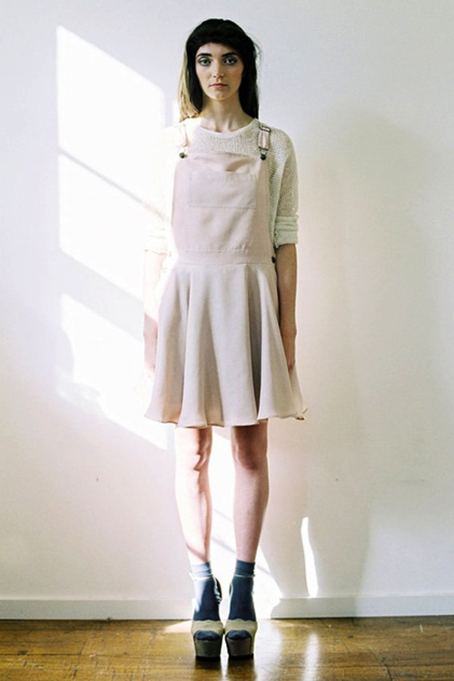 vay-pinafore-xu-huong-co-dien-danh-cho-mua-xuan-moi-12