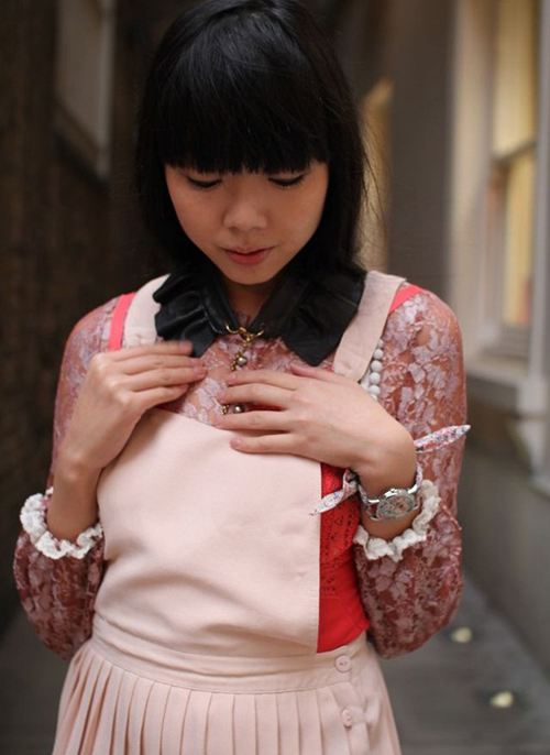 vay-pinafore-xu-huong-co-dien-danh-cho-mua-xuan-moi-21