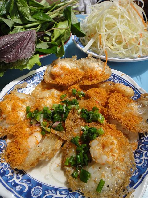 ve-vung-tau-an-banh-khot-mam-da-1