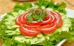 Giảm cân làm đẹp với món salad cà chua dưa chuột