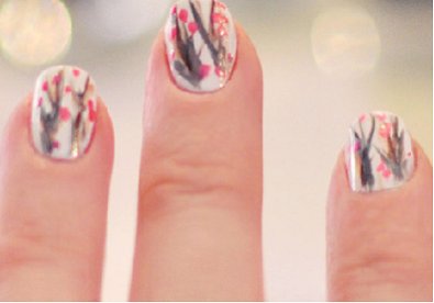 Giúp bạn 2 mẫu nail hoa rực rỡ đón cuối tuần