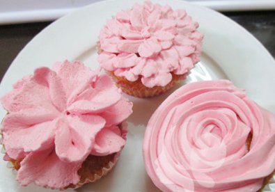 Giúp bạn 20-11 làm cupcake kem tươi tặng cô giáo