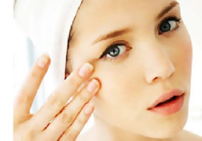 Giúp bạn 4 cách tự chế serum cho mắt