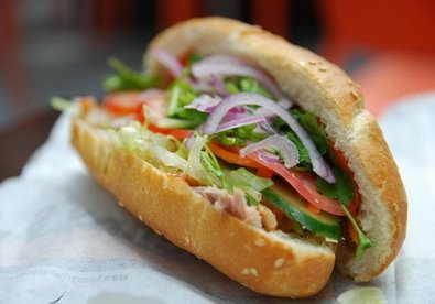 Giúp bạn An Giang ăn bánh mì lạp xưởng bò