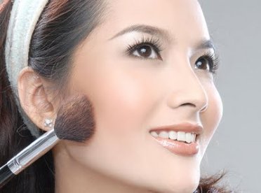 Giúp bạn Bí quyết trang điểm thanh tú ngày mùng 1 Tết