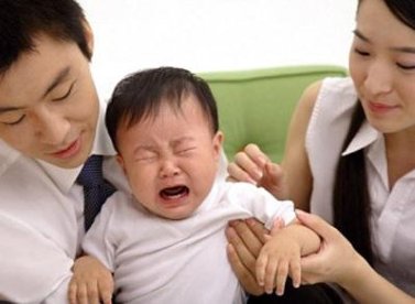 Giúp bạn Bí quyết ứng phó khi bé 'ăn vạ' nơi công cộng