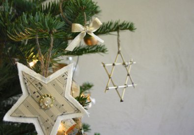 Giúp bạn Cách làm ngôi sao may mắn cho cây thông noel từ báo cũ