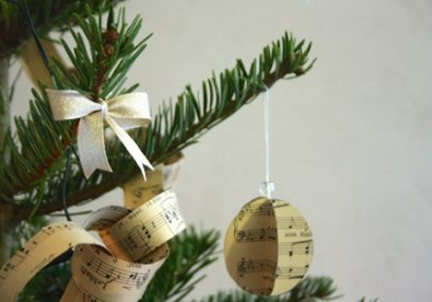 Giúp bạn Cách làm quả bóng trang trí Noel đáng yêu từ báo cũ