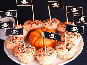 Giúp bạn Cách trang trí bàn tiệc sắc đen và cam cho đêm Halloween