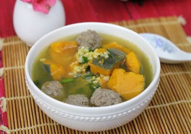 Giúp bạn Canh bí đỏ cho bữa cơm ngày hè