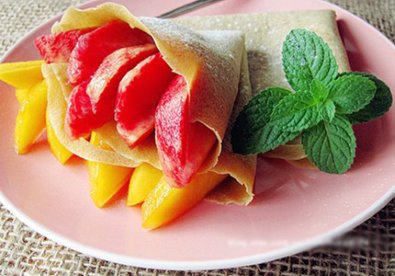 Giúp bạn Crepe cuộn đào cực tuyệt vời