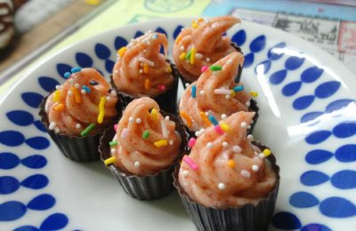 Giúp bạn Cupcake chocolate dâu tây ngọt ngào ngày mới