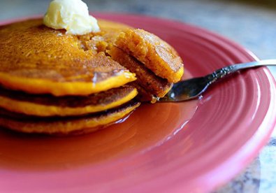 Giúp bạn Halloween vui với pancake bí xốp mềm