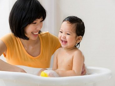 Giúp bạn Hướng dẫn các mẹ tắm cho bé an toàn