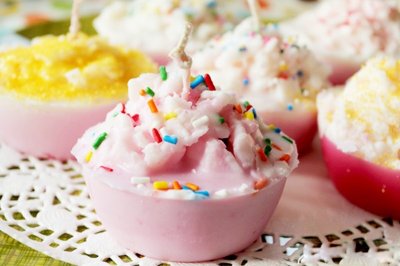 Giúp bạn Hướng dẫn làm nến hình bánh cupcake lung linh màu sắc