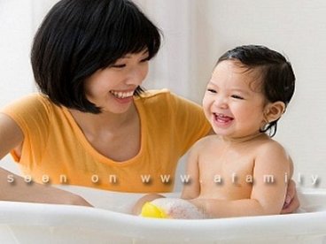 Giúp bạn Hướng dẫn mẹ vệ sinh đúng cách cho con gái yêu