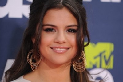 Giúp bạn Hướng dẫn trang điểm như Selena Gomez tại 