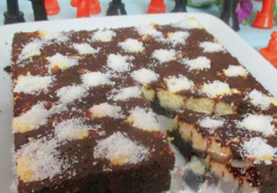 Giúp bạn Làm bánh brownie dừa hình bàn cờ