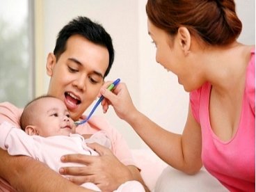 Giúp bạn Làm sao để cho trẻ ăn uống đúng cách và hợp lí