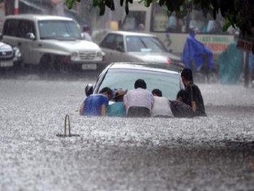 Giúp bạn Làm sao để lái xe trong mùa mưa bão và chăm sóc xe hậu lũ lụt