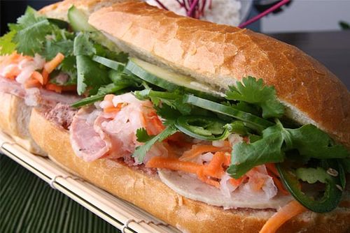 Giúp bạn Làm thịt bò kẹp bánh mì?