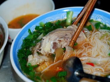 Giúp bạn Lê la bún, miến, phở gánh Hà Nội