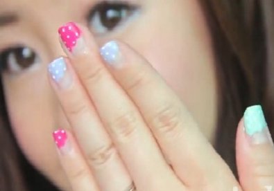 Giúp bạn Nail chấm bi ba màu siêu dễ thương cho cô nàng kẹo ngọt