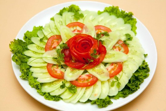 Giúp bạn Salad cà chua dưa chuột giúp bạn giảm cân