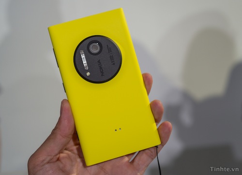 Giúp bạn Nokia lý giải về thiết kế và chất liệu của Lumia 1020 như thế nào?