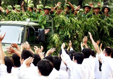 Giúp bạn Thủ đô Hà Nội trong ngày vui đại thắng 30/4/1975