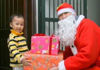 Giúp bạn Tips 'chọn ông già Noel' tặng quà bé