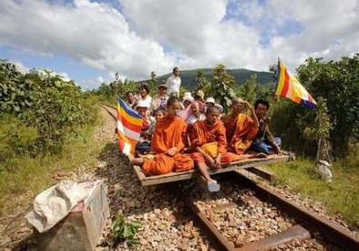 Giúp bạn Trải nghiệm di chuyển bằng tàu tre ở Campuchia