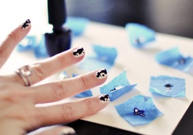 Vẽ nail theo mốt trắng, đen