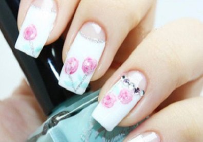 Xuống phố tự tin với nail xanh gốm sứ và hoa hồng