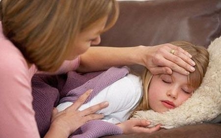 Giúp bạn Điều mẹ cần làm khi con bị sốt cao, co giật