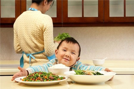 Giúp bạn Những sai lầm mẹ cần tránh khi cho trẻ ăn